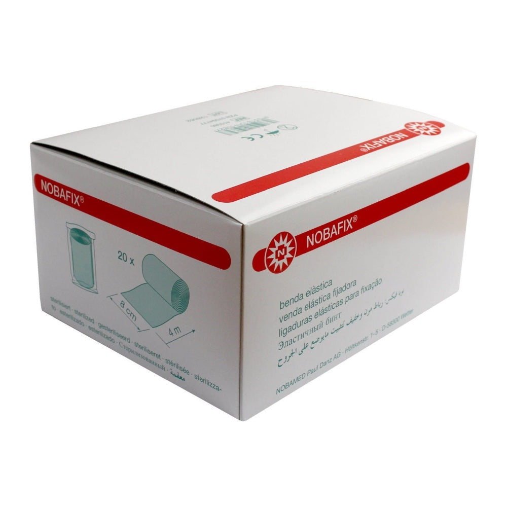 Das Bild zeigt eine Packung mit 20 Fixierbinden von NobaFix, die in Folie verpackt sind. Jede Binde hat eine Breite von 8 cm und eine Länge von 4 m. Die Verpackung zeigt ein klares, ansprechendes Design mit den Produktinformationen und dem Markenlogo gut sichtbar. Im Hintergrund ist eine neutrale Oberfläche zu erkennen, die den Fokus auf die Fixierbinden lenkt. Die Binden selbst sind in einer transparenten Folie angeordnet, was einen Blick auf die Produkte erlaubt, die sauber und ordentlich gestapelt sind.
