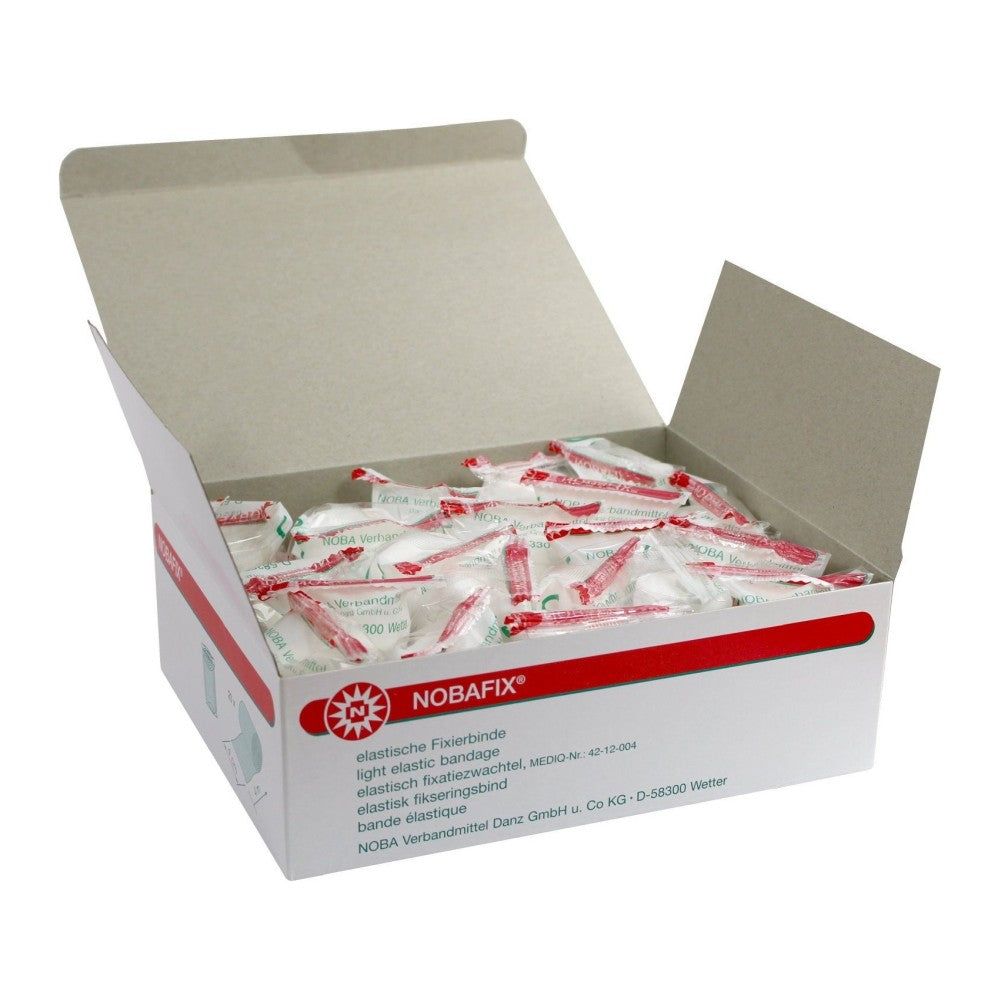 Bild zeigt eine Verpackung mit Fixierbinden von Nobafix. Die transparente Folie umschließt 20 Fixierbinden, jede 8 cm breit und 4 m lang. Die Binden sind ordentlich aufeinander gestapelt, um ihre Verwendung zu verdeutlichen. Auf der oberen Seite der Verpackung ist das Logo "Nobafix" in klarer Schrift abgebildet, darunter befindet sich eine kurze Beschreibung der Produkteigenschaften. Der Hintergrund der Verpackung ist schlicht, um die Binden hervorzuheben.