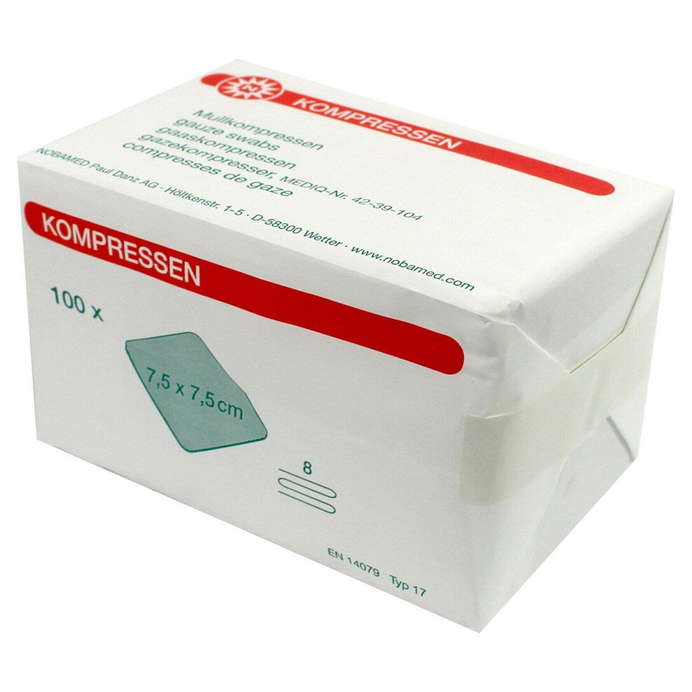 Bild eines Produkts: eine Packung mit 100 Mullkompressen, jede misst 10 x 10 cm. Die Kompressen sind in einem transparenten Plastikbeutel verpackt, der die Faltlinien der Kompressen zeigt. Auf der Vorderseite der Packung ist der Schriftzug „Mullkompressen“ deutlich abgedruckt, zusammen mit der Angabe „8-fach“, was auf die Schichten der Kompressen hinweist. Der Hintergrund ist weiß, was die Sichtbarkeit des Produkts verbessert. Diese Mullkompressen sind ideal für Erste-Hilfe-Anwendungen und Wundversorgung.