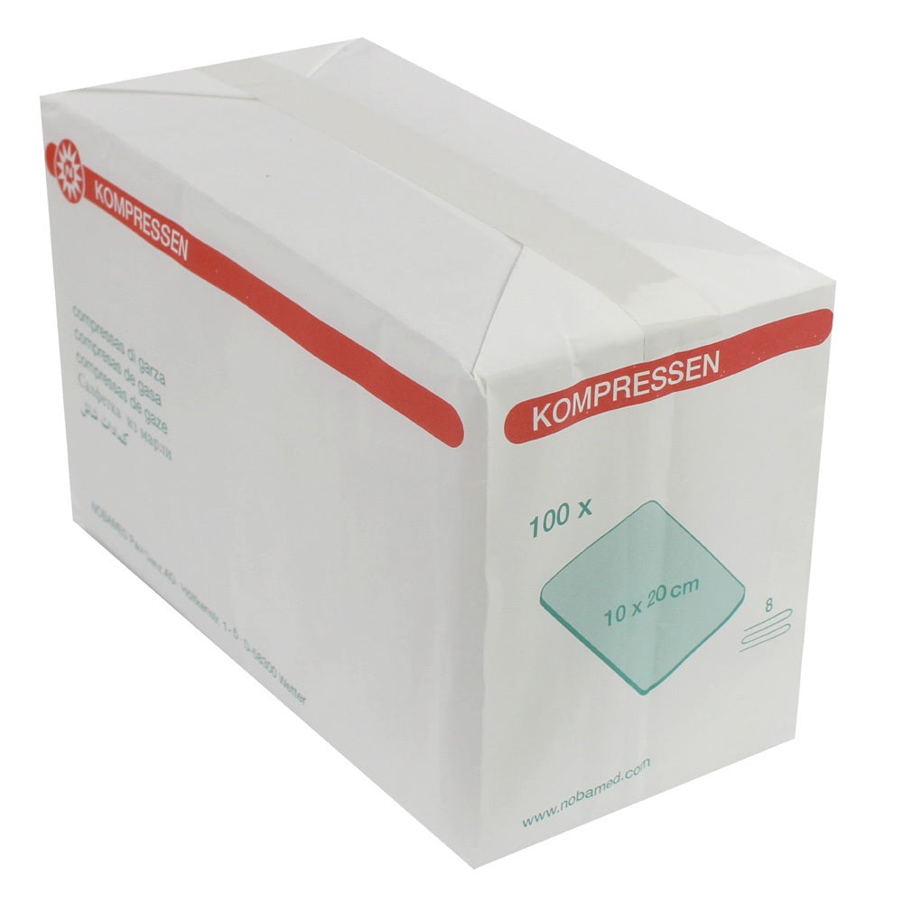 Bild von einer Packung mit Mullkompressen, die in einer transparenten plastischen Umverpackung gezeigt wird. Die Packung enthält 100 Stück jeweils in der Größe 20 x 20 cm. Die Kompressen sind ordentlich gestapelt und wirken rein und sauber. Auf der Verpackung sind Produktinformationen und das Logo des Herstellers "Nobamed" sichtbar. Der Hintergrund ist neutral, sodass der Fokus auf der Packung und den Mullkompressen liegt. Es handelt sich um ein medizinisches Produkt, ideal für Verbände und Wundversorgung.