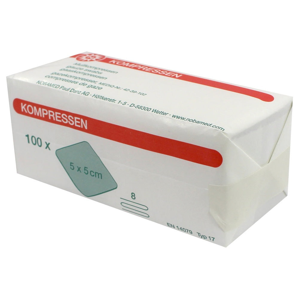 Mullkompressen von Nobamed, 100 Stück, 8-fachgelegt, Größe 75 x 75 cm. Die Kompressen sind sauber und gleichmäßig gefaltet, in einer weißen Verpackung präsentiert. Jede Kompresse zeigt ein luftiges, leicht transparentes Material, das für den medizinischen Gebrauch geeignet ist. Die Verpackung ist mit einem klaren Etikett versehen, das die Marke und Produktdaten anzeigt. Diese Mullkompressen eignen sich ideal zur Wundversorgung, bieten hohe Saugfähigkeit und Atmungsaktivität.