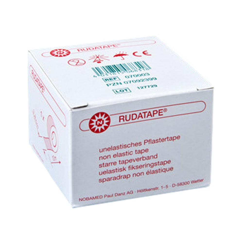 Das Bild zeigt eine Rolle des Nobamed Rudatape in der Farbe Weiß. Das Produkt ist 10 Meter lang und 3,8 cm breit. Die Rolle ist in der Mitte leicht nach oben gewölbt und hat eine glatte, glänzende Oberfläche. An den Seiten sind die Enden klar definiert, und die Umverpackung ist nicht sichtbar. Im Hintergrund ist ein neutraler, einfarbiger Untergrund zu sehen, der das Produkt hervorhebt. Das Tape ist für medizinische Anwendungen konzipiert und bietet festen Halt. Die Rolle steht auf einer stabilen Fläche.