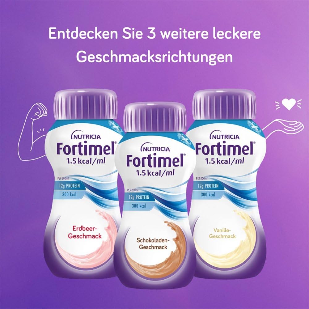 Drei Fortimel 1.5 kcal/ml Flaschen vor lila Hintergrund in den Sorten Erdbeere, Schokolade und Vanille mit dem Hinweis auf drei weitere Geschmacksrichtungen.