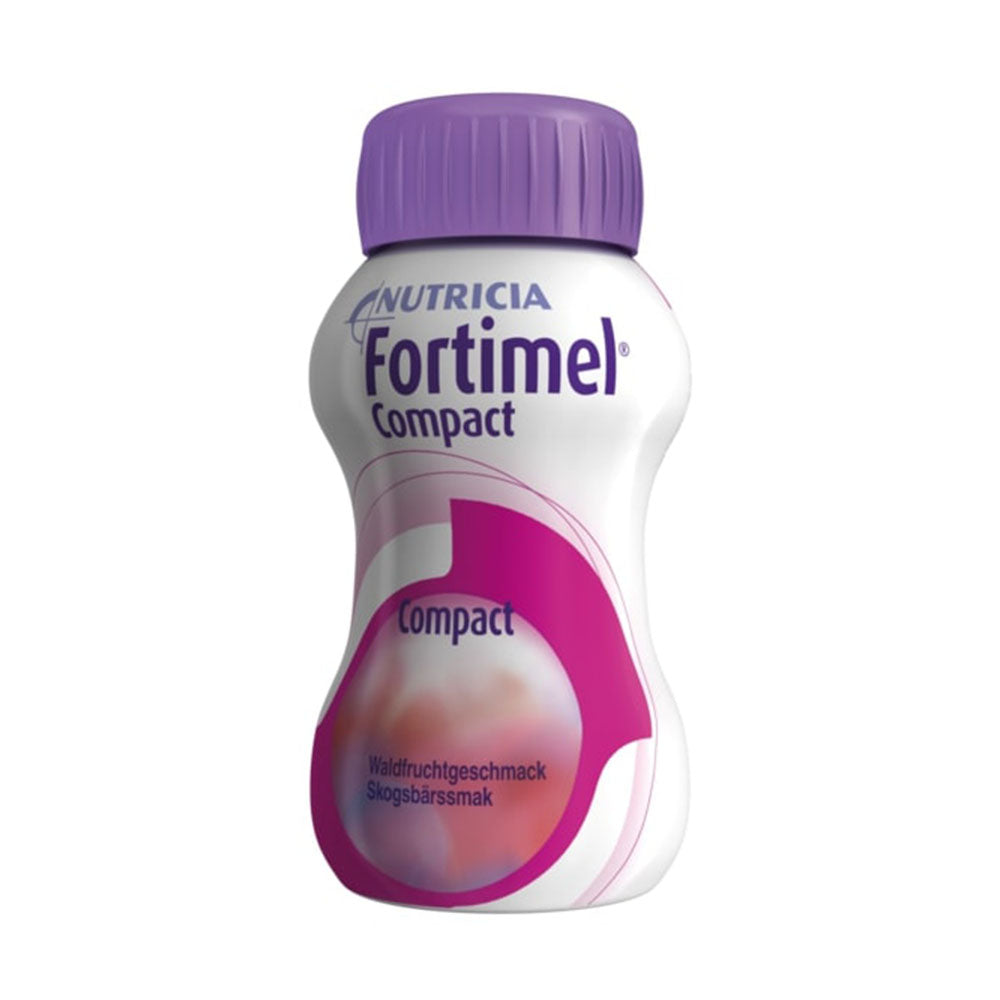 Ein Produktbild zeigt einen schmalen, behälterartigen Kunststoffbecher mit einer roten, transparenten schraubbaren Kappe. Der Becher ist mit einer ansprechenden Grafik versehen, die das Produkt "Fortimel Compact Waldfrucht" ergänzt. Im Hintergrund ist eine fruchtige Arrangement mit Waldbeeren zu sehen, das eine lebendige Farbkombination aus Rot- und Grüntönen bietet.