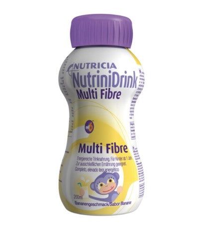 Nutrini Drink Multifibre, Bananengeschmack, in einer praktischen 200 ml Packung, präsentiert sich auf dem Bild. Die Verpackung ist in leuchtenden Farben gehalten, mit einer dominierenden gelben Fläche, die die Bananen-Note widerspiegelt. Das Produktlogo und die Bezeichnung "Nutrini Drink" sind gut leserlich auf der Vorderseite platziert. Im Hintergrund ist ein sanfter Farbverlauf, der die Frische des Getränks unterstreicht.