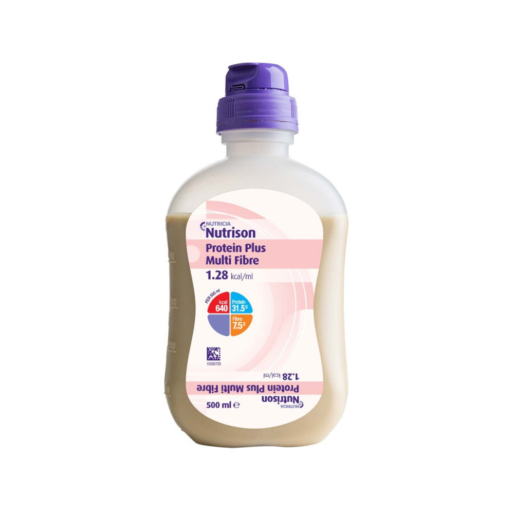 Abgebildet ist ein Produktpaket von Nutrison Protein Plus Multi-Fibre, bestehend aus 12 Flaschen à 500 ml. Jede Flasche zeigt ein modernes Design mit einem klaren, weißen Hintergrund und einer ansprechenden Gestaltung in Blau und Grün. Auf dem Etikett sind der Produktname, die Zutaten und die Nährwertangaben gut lesbar. Das Paket ist übersichtlich angeordnet, um das Gesamtangebot hervorzuheben. Die Flaschen sind leicht transparent und zeigen die flüssige, cremige Konsistenz des Inhalts.