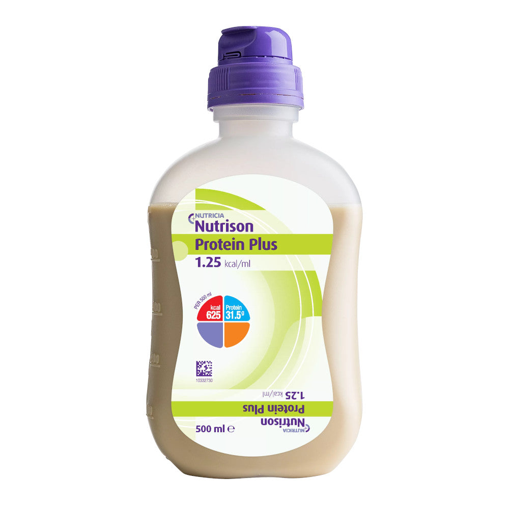 Protein Plus Smartpack von Nutrison in einer praktischen 500 ml Flasche. Die Flasche hat einen weißen, leicht durchsichtigen Körper, auf dem die Nährstoffinformationen auf einem bunten Etikett deutlich sichtbar sind. Das Etikett zeigt neben dem Produktnamen auch Angaben zu Inhaltsstoffen und Nährwerten in ansprechender Schriftart und Farbe. Die Verpackung sieht modern und ansprechend aus und ist perfekt für eine proteinreiche Ernährung. Ideal für unterwegs oder als Ergänzung zur täglichen Ernährung.