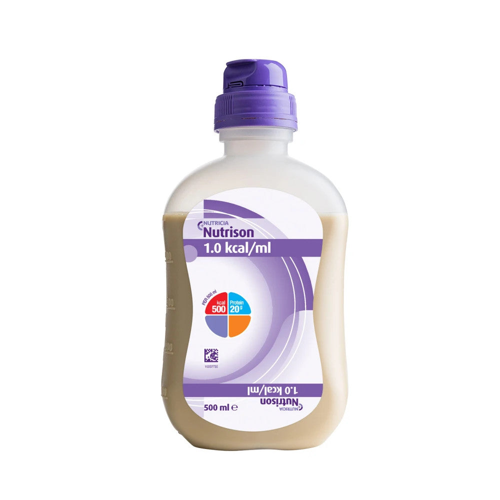 Bild zeigt eine Produktpackung von Nutrison Smartpack Sondennahrung. Die Packung enthält 12 Flaschen mit je 500 ml Sondennahrung. Jede Flasche ist mit einem klaren, blauen Etikett versehen, das den Produktnamen und Nährstoffinformationen zeigt. Die Flaschen sind in einer stabilen, kartonierten Verpackung angeordnet, die von oben sichtbar ist. Der Hintergrund ist neutral und hebt die Produktverpackung hervor.