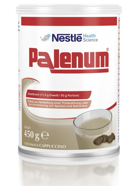 Produktabbildung von Palenum Trinknahrung im Cappuccino-Geschmack, präsentiert als Pulver in einem weißen, wiederverschließbaren Beutel mit goldenen Akzenten. Der Beutel ist in der Mitte leicht geöffnet, wodurch die Pulverschicht sichtbar ist. Im Hintergrund sind unscharfe Küchenutensilien zu sehen, die eine freundliche, einladende Atmosphäre schaffen. Die Schriftzüge auf dem Beutel sind klar lesbar, einschließlich des Produkttitels, der Geschmacksrichtung und wichtiger Hinweise.