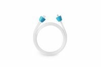 Bild von zwei Peristeen-Schläuchen, die nebeneinander liegen. Die Schläuche sind transparent und haben eine glatte Oberfläche, wobei die Enden leicht gekrümmt sind. Auf der linken Seite sind sie in einer geschlossenen Verpackung präsentiert, während der rechte Schlauch unverpackt ist. Beide Schläuche verfügen über einen Anschlussteil, der zur Verwendung mit dem Peristeen-System gedacht ist. Der Hintergrund ist neutral und hell, um die Schläuche hervorzuheben.