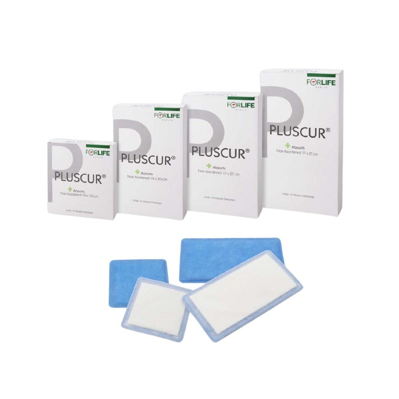 Bild zeigt eine Packung mit zehn superabsorbierenden, nicht umrandeten Wundauflagen. Die Wundauflagen sind in einer transparenten, plasticartigen Verpackung angeordnet und deutlich sichtbar. Die Verpackung hat ein modernes Design, mit einem gut lesbaren Produktnamen „Pluscur Absorb“ und einer kurzen Beschreibung, die ihre absorbierenden Eigenschaften hervorhebt. Der Hintergrund ist hell und neutral, um den Fokus auf die Wundauflagen zu lenken.
