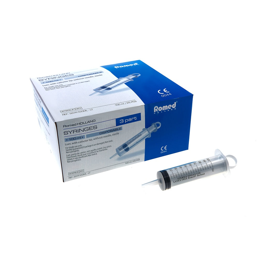 Frontalansicht einer Packung Romed Blasenspritzen 100 ml, 3-teilig, sterilmit 25 Stück. Davor liegt eine ausgepackte Blasenspritze.