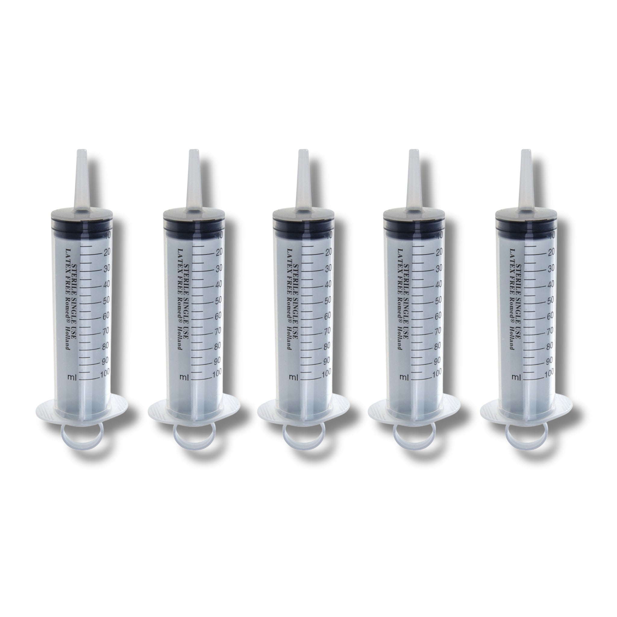 Frontalansicht von fünf Romed Blasenspritzen 100 ml, 3-teilig, steril.