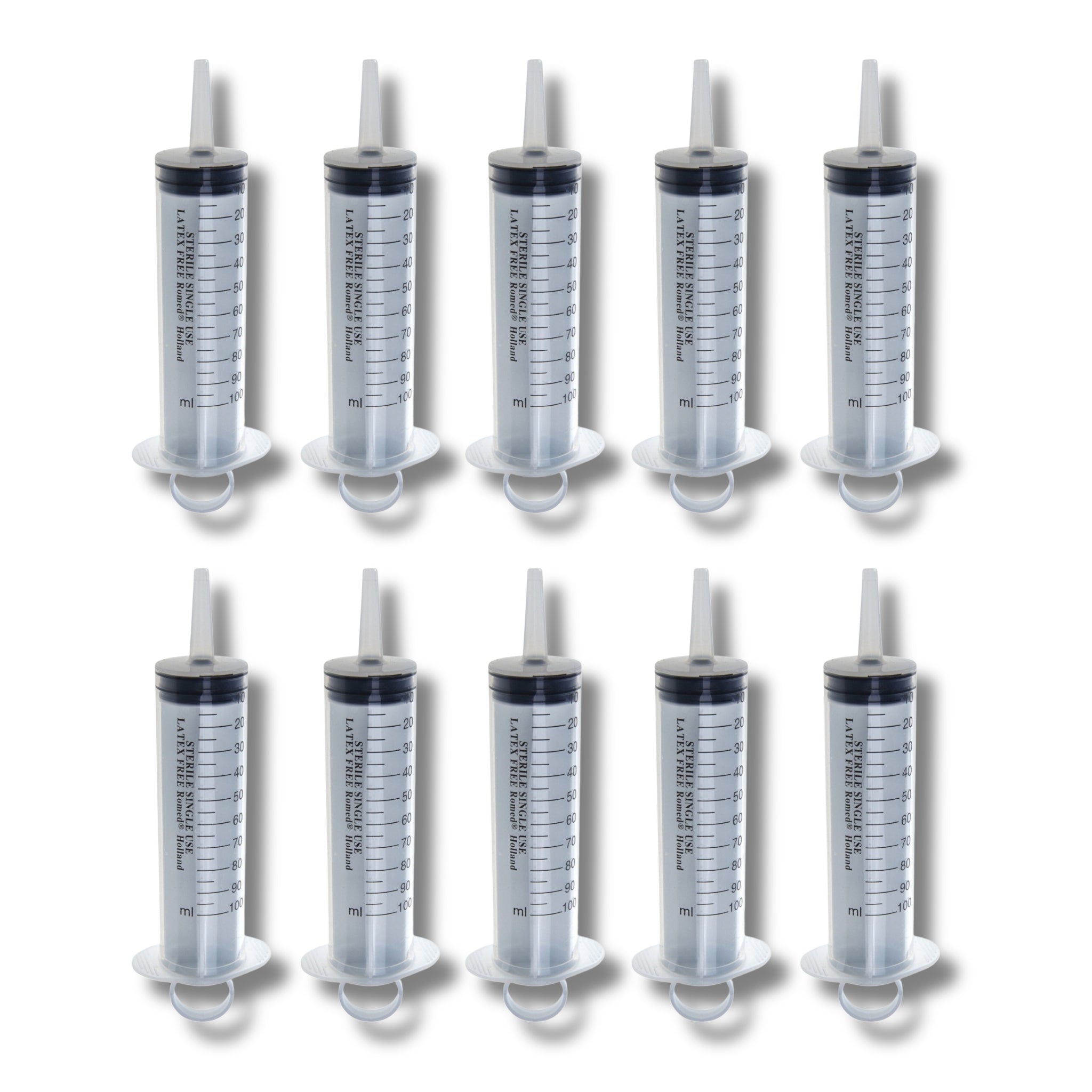 Frontalansicht von zehn Romed Blasenspritzen 100 ml, 3-teilig, steril.