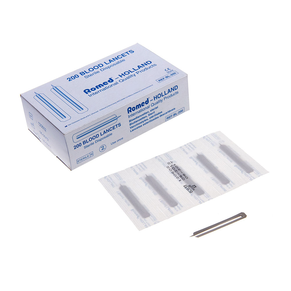 Bild zeigt eine Packung von Romed Blutlanzetten für Diabetiker in einer klaren, steril verpackten Einzelverpackung. Jede Lanzette ist einzeln in einer transparenten Blisterverpackung eingeschlossen, die die sterilität gewährleistet. Die Lanzetten sind in einem modernen, klaren Design und in einer neutralen Farbgebung gehalten. Im Hintergrund ist die schwarze Verpackung deutlich sichtbar, die den Produktnamen "Romed" und eine Beschreibung der Blutlanzetten trägt.