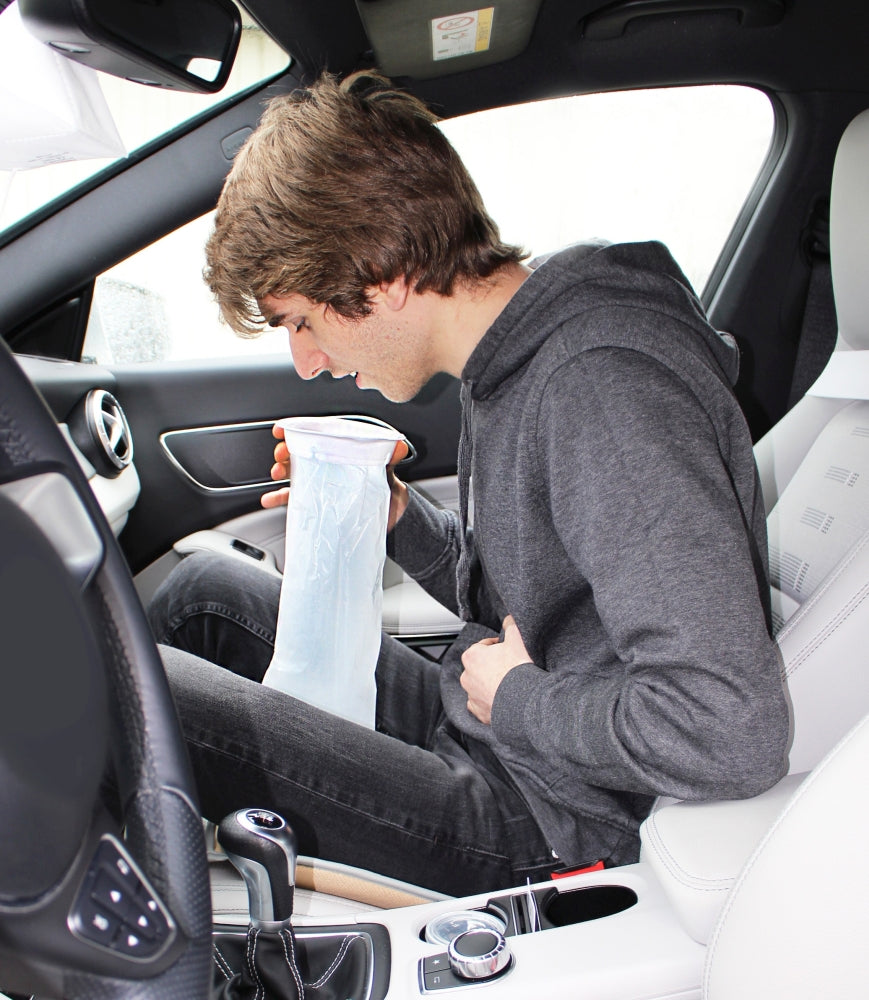 Ein brauner, reißfester Brechbeutel aus Papier, der auf einer weißen Oberfläche liegt. Der Beutel hat einen stabilen schwarzen Mundstückrand, der für eine einfache Handhabung sorgt. In der oberen Mitte des Beutels ist ein schwarz-weißer Aufdruck zu sehen, der den Produkttyp kennzeichnet. Der Beutel ist leicht geöffnet, um die Innenfläche zu zeigen. Neben dem Beutel liegt ein transparentes Mundstück, das für zusätzliches Komfort beim Gebrauch sorgt.