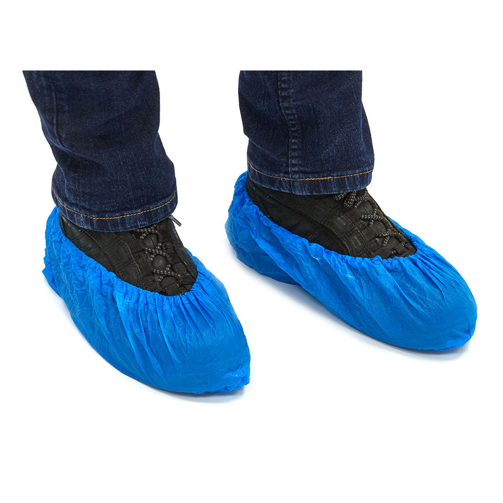 Blauer Schuhüberzieher aus robustem Material, geeignet zum Schutz von Schuhen. Der Überzieher zeigt eine eng anliegende Passform, die über die Schuhsohlen reicht. Die Oberseite weist eine strukturierte, rutschfeste Oberfläche auf, die optimalen Halt bietet. Die elastischen Bänder am oberen Rand sorgen für eine sichere Befestigung und verhindern das Verrutschen.
