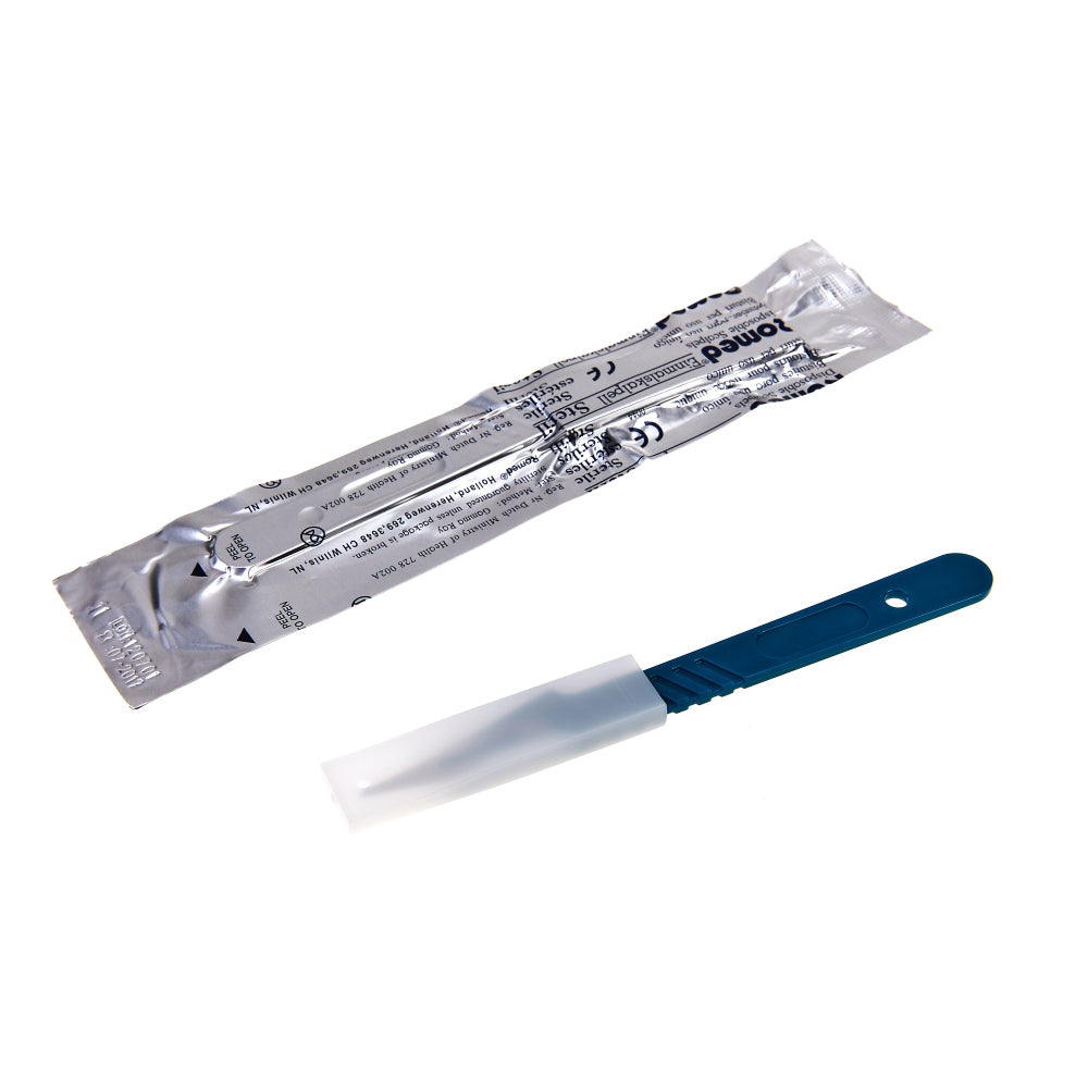 Ein Bild zeigt zehn steril verpackte Romed Einmal-Skalpelle mit Griff der Größe 15. Jedes Skalpell ist in einer transparenten Verpackung einzeln verpackt, die die Sterilität gewährleistet. Die Skalpellklingen sind sauber und scharf, während die Griffe ergonomisch geformt sind, um einen komfortablen Halt zu bieten. Die Verpackungen sind ordentlich angeordnet und heben die helle Farbgebung der Skalpelle hervor. Im Hintergrund ist ein neutraler Farbton, der das Produkt klar in den Vordergrund rückt.