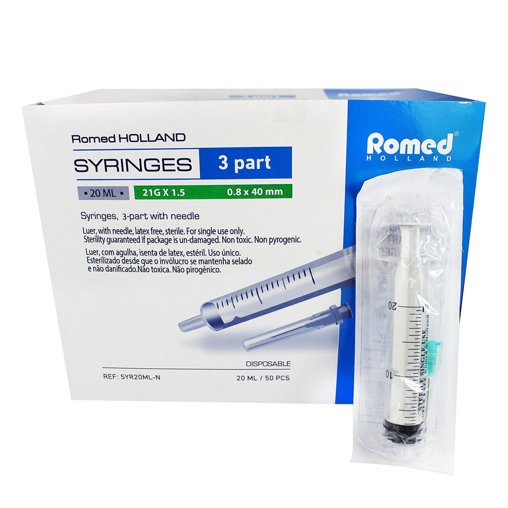 Drei sterile Romed Einmalspritzen mit Einmalkanülen in einer Verpackung. Jede Spritze hat ein Volumen von 10 ml und ist mit einer farbigen Kanüle ausgestattet. Die Spritzen sind transparent, wodurch die Skala und die Füllmenge gut sichtbar sind. Im Hintergrund ist die Verpackung sichtbar, die eine klare Kennzeichnung und Dosierungsanleitung aufweist. Diese Einmalspritzen sind für den einmaligen Gebrauch geeignet, sicher und hygienisch verpackt, ideal für medizinische Anwendungen und Injektionen.