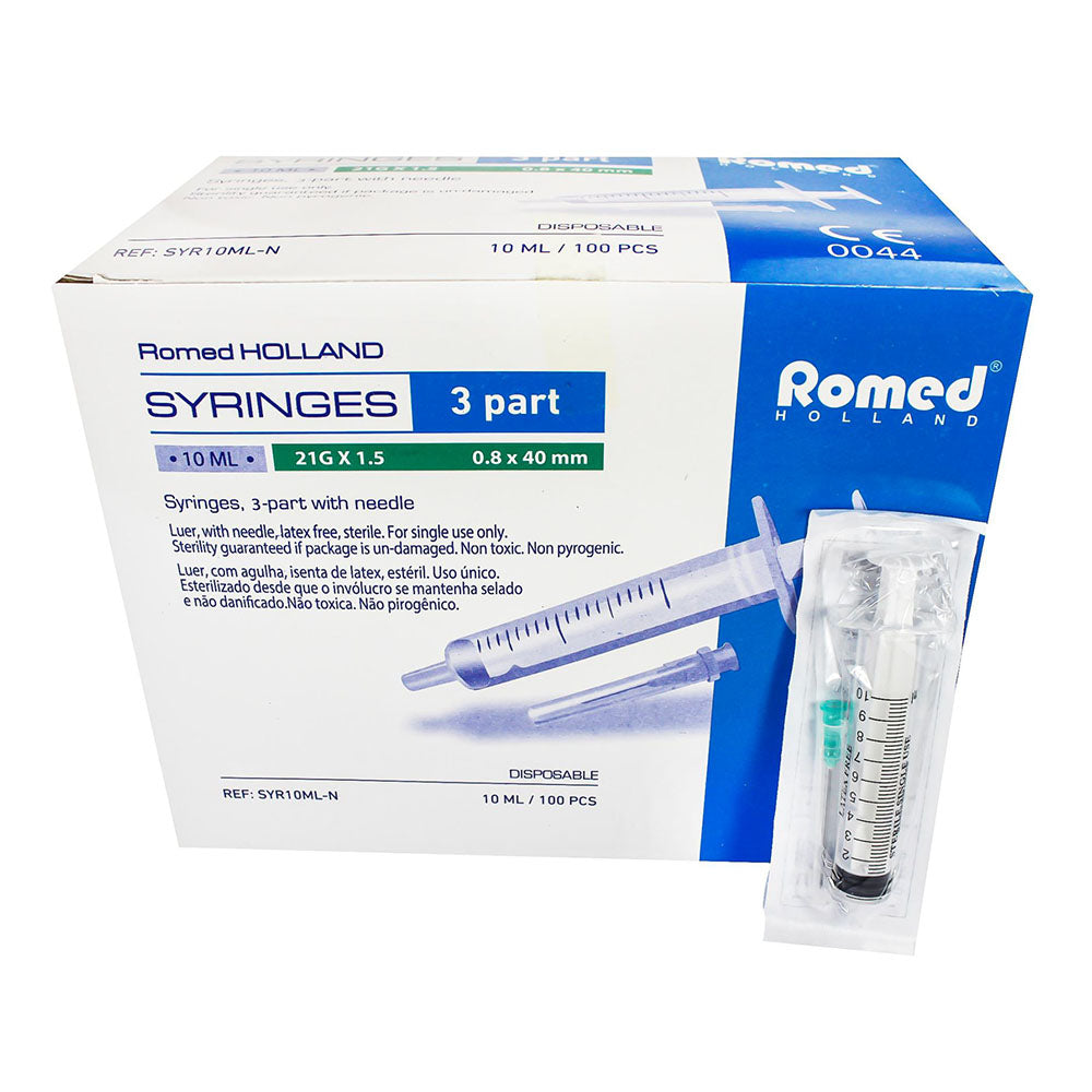 Ein Bild zeigt eine Verpackung mit drei sterilen Einmalspritzen und Einmalkanülen in den Farben Blau und Weiß. Die Spritzen haben die Größe von 20 ml und sind in einer transparenten, wieder verschließbaren Box enthalten. Auf der Verpackung sind Informationen zur Sterilität und zur Anzahl der enthaltenen Spritzen (50 Stück) abgedruckt. Die Spritzen sind für den einmaligen Gebrauch bestimmt und sind mit graduierter Skala zum genauen Abmessen von Flüssigkeiten ausgestattet.