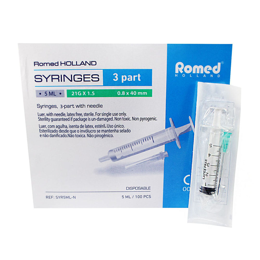 Drei sterile Romed Einmalspritzen mit Einmalkanülen in einer Verpackung. Die Spritzen sind transparent und weisen eine Skalierung auf, die es ermöglicht, genaue Dosierungen abzulesen. Jede Spritze hat ein Volumen von 5 ml. Die Verpackung enthält insgesamt 100 Stück, was darauf hinweist, dass es sich um ein Set für den mehrfachen Gebrauch handelt. Die Kanülen sind direkt an den Spritzen befestigt, und die gesamte Anordnung ist hygienisch und sicher verpackt, um eine optimale Verwendung zu gewährleisten.