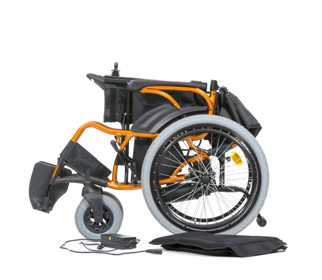 Bild eines elektrischen Rollstuhls in einer modernen, eleganten Ausführung. Der Rollstuhl verfügt über ein schwarzes Gestell und komfortable, gepolsterte Sitz- und Rückenlehnenbezüge in einem auffälligen, hellen Farbton. Er ist mit großen, stabilen Rädern ausgestattet, die eine gute Manövrierfähigkeit ermöglichen. Der Joystick zur Steuerung ist ergonomisch platziert. Im Hintergrund ist ein neutraler, heller Raum, der den Rollstuhl ins Rampenlicht setzt.