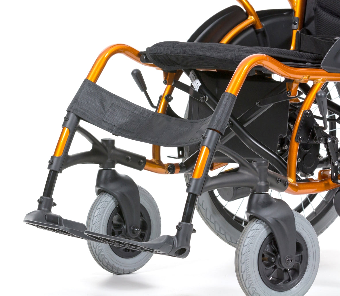 Bild eines elektrischen Rollstuhls, der in einem modernen, minimalistischen Raum platziert ist. Der Rollstuhl hat ein elegantes, schwarzes Design mit gepolsterten Armlehnen und einer angenehmen Sitzfläche in einem hellen Farbton. Die Räder sind robust und stabil, während ein Handregler zur Steuerung sichtbar ist. Im Hintergrund ist eine neutrale Wandfarbe zu sehen, die das Produkt hervorhebt.