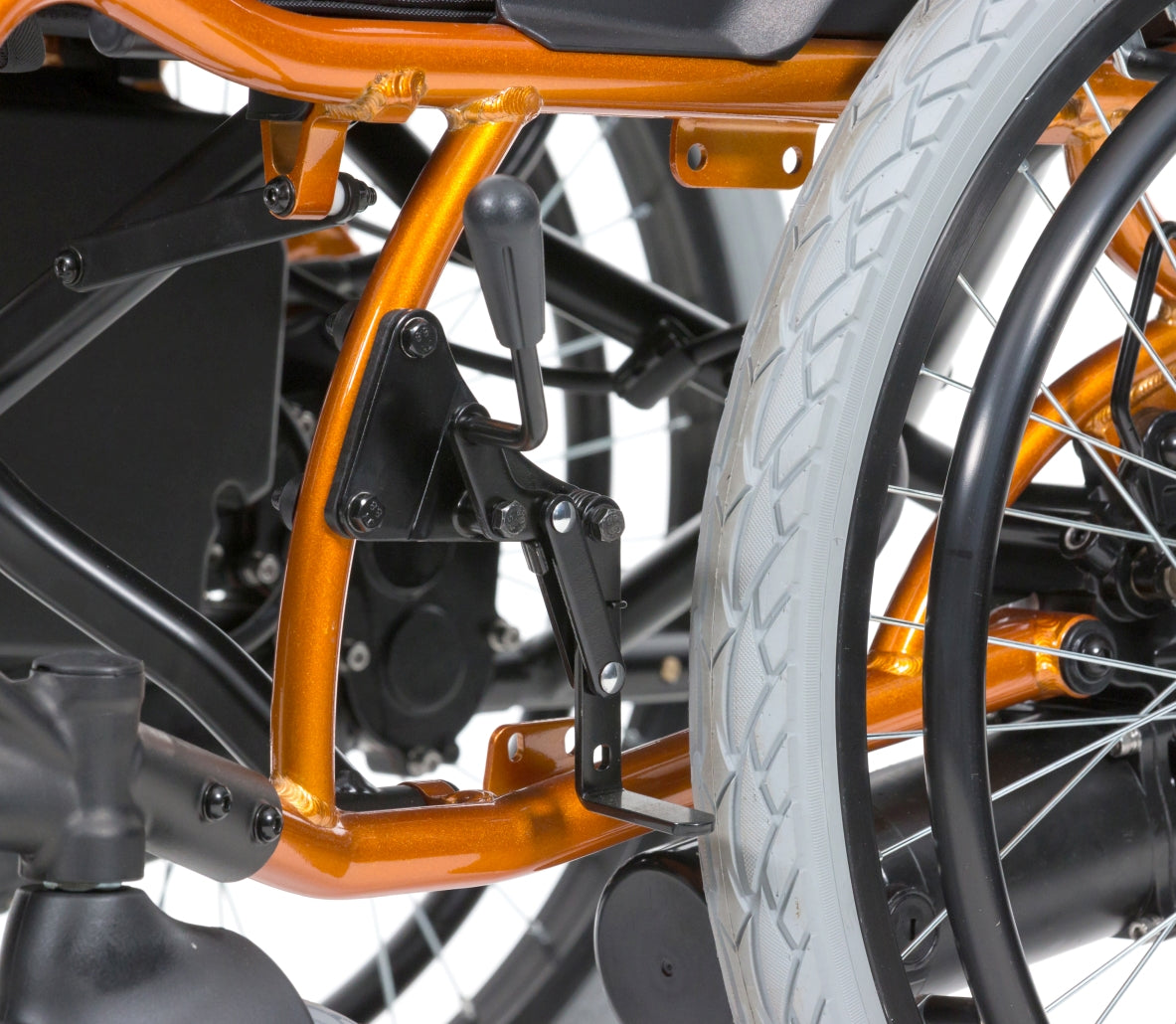 Ein elektrischer Rollstuhl in modernen Design, ausgestattet mit einem stabilen, verstellbaren Sitz und Armlehnen. Der Rollstuhl ist in einer eleganten schwarz-grauen Farbkombination gehalten. Sichtbare Details umfassen große, robuste Räder für schlechten Untergrund und eine intuitive Steuerungseinheit. Der Rahmen ist aus leichtem, aber starkem Material und zeigt ergonomische Linien. Highlight ist die faltbare Fußstütze.