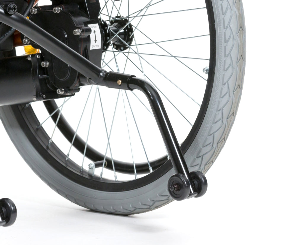 Ein elektrischer Rollstuhl in einem modernen Design, ausgestattet mit einem stabilen Aluminiumrahmen in Schwarz und Grau. Die großen, luftgefüllten Reifen ermöglichen eine gute Tragfähigkeit und einen hohen Komfort. Der Rollstuhl hat einen ergonomischen Sitz mit armlehnen, der gepolstert ist und Stabilität bietet. Die Steuerung erfolgt über ein einfaches Joystick-System an der rechten Armlehne.