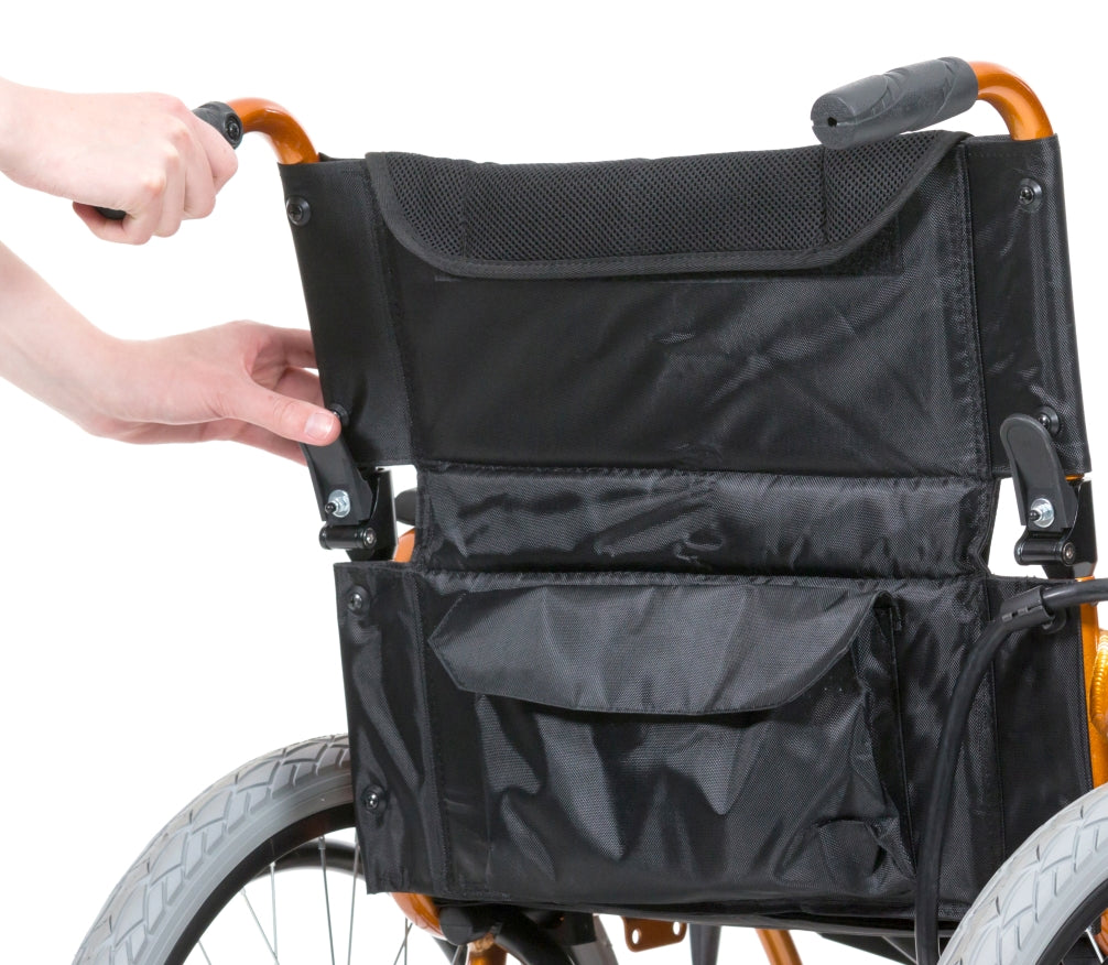 Elektrischer Rollstuhl in modernem Design mit hochwertiger Polsterung. Der Rollstuhl hat eine schwarze Rahmenstruktur und robusten Rädern. Die Sitze sind in einem eleganten Blau gehalten, während die Armlehnen farblich passend und verstellbar sind. Ein ergonomischer Joystick zur Steuerung ist seitlich angebracht. Die Hinterräder sind größer als die Vorderräder, was für Stabilität sorgt.