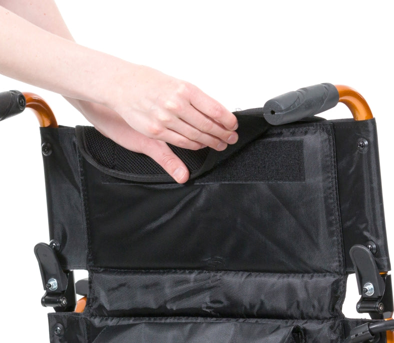 Ein moderner elektrischer Rollstuhl mit einem stabilen und kompakten Design. Der Rollstuhl hat einen schwarzen Rahmen und ist mit komfortablen, gepolsterten Sitz- und Rückenlehnen in einem hellen Farbton ausgestattet. Die Armlehnen sind klappbar, was einen einfachen Zugang ermöglicht. An der Vorderseite befinden sich robuste, schwenkbare Räder für Wendigkeit. Die Steuerungseinheit ist ergonomisch platziert und mit klaren Bedienelementen ausgestattet.