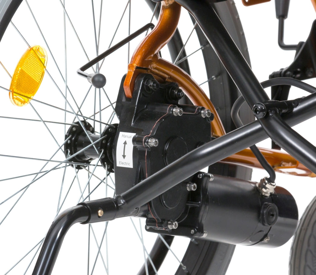 Elektrischer Rollstuhl in modernem Design, ausgestattet mit einem schwarzen, gepolsterten Sitz und Rückenlehne für Komfort. Der Rollstuhl hat eine robuste, stabile Basis mit großen, griffigen Rädern, die für verschiedene Untergründe geeignet sind. Gut sichtbare Steuerungseinheit auf der Armlehne, die eine einfache Bedienung ermöglicht. Der Rollstuhl bietet eine ergonomische Form mit seitlichen Schutzplatten und Platz für die Beine.