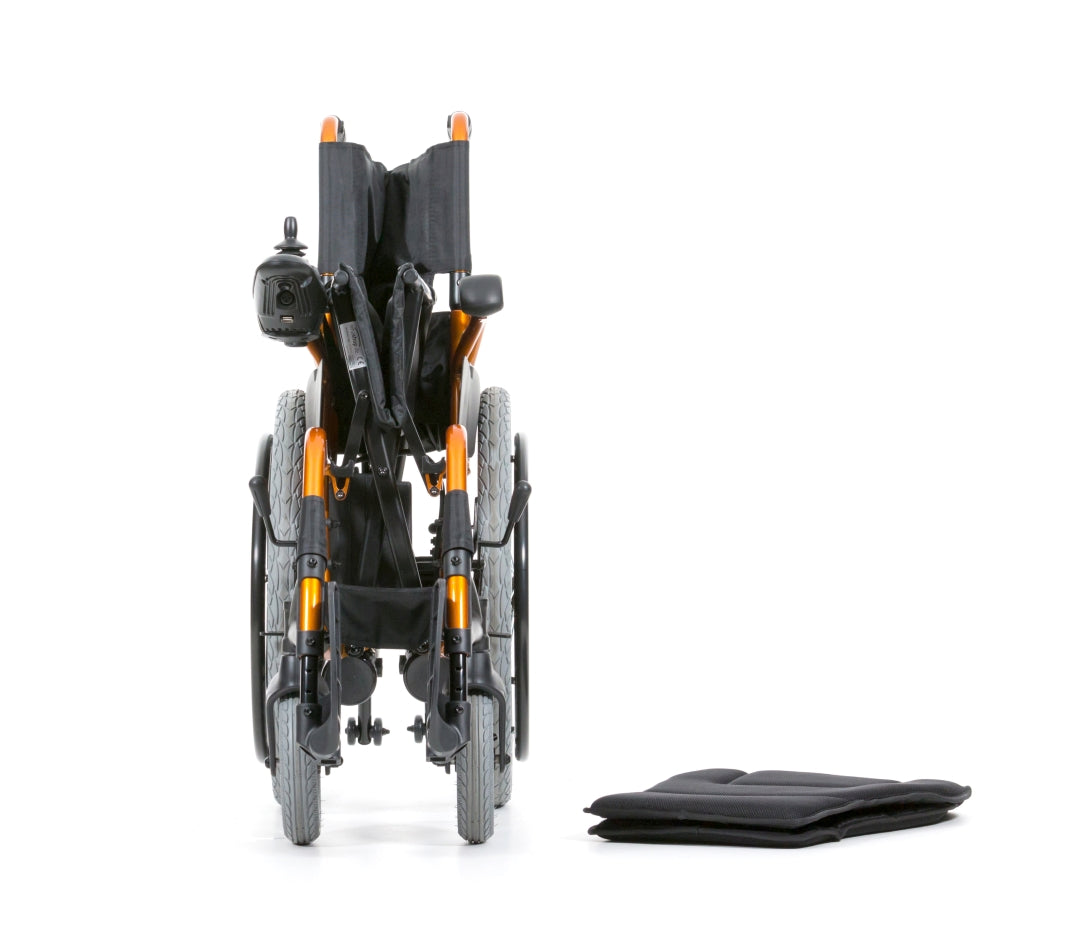 Ein moderner elektrischer Rollstuhl in glänzendem Schwarz steht auf einem weißen Hintergrund. Der Rollstuhl verfügt über breite, gepolsterte Armlehnen und eine bequeme Sitzfläche mit einem ergonomischen Design. Die Rückenlehne ist verstellbar und bietet zusätzlichen Komfort. Auf der rechten Armlehne befindet sich ein Bedienelement mit Joystick und Tasten zur Steuerung des Rollstuhls. Die großen, stabilen Räder sind für verschiedene Oberflächen geeignet.