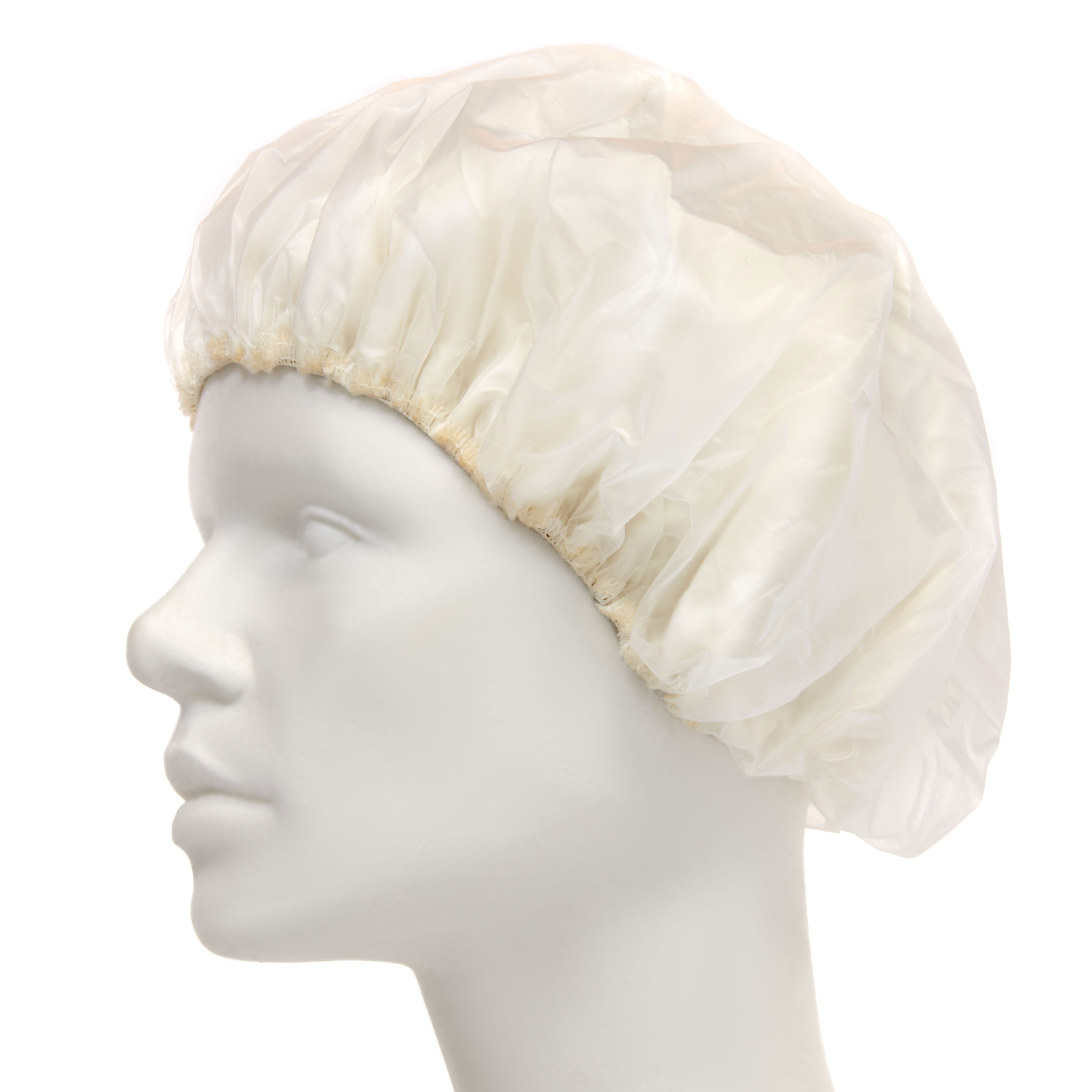 Bild eines fertigen Shampoo-Haube-Waschkopfes in transparentem Design. Die Haube hat einen elastischen Rand, der für einen guten Sitz sorgt und das Wasser während der Haarwäsche zurückhält. Auf der Oberfläche sind Luftlöcher zu erkennen, die eine bessere Belüftung ermöglichen. Die Haube wirkt praktisch und funktional, ideal für den Einsatz im Friseursalon oder zu Hause, um das Haar trocken zu halten und den Waschprozess zu erleichtern.