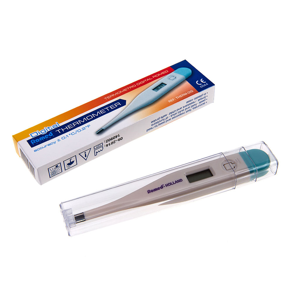 Digitales, wasserdichtes Fieberthermometer von Romed in einem ansprechenden, modernen Design. Das Thermometer hat eine schlichte, weiße Farbgebung mit einem leicht abgerundeten Ende für eine angenehme Anwendung. Der digitale Bildschirm ist gut lesbar und zeigt die Temperaturanzeige klar an. Die Bedienknöpfe sind einfach zugänglich und intuitiv. Im Hintergrund ist eine helle, neutrale Fläche zu sehen, die den Fokus auf das Produkt lenkt.