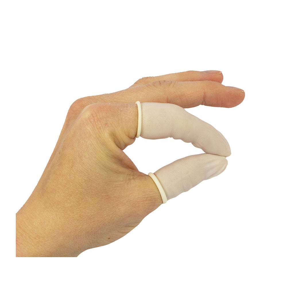 Produktbild zeigt eine Packung mit 100 gepuderten Latex-Fingerlingen. Die Fingerlinge sind in einer transparenten Verpackung angeordnet, die einen klaren Blick auf die einzelnen Fingerlinge ermöglicht. Jeder Fingerling hat eine helle, beige Farbe und ist aus flexiblem, elastischem Latexmaterial, das für einen bequemen Sitz sorgt. Die Verpackung hat ein modernes Design und deutliche Beschriftungen, die auf die Anzahl und die Art der Fingerlinge hinweisen.