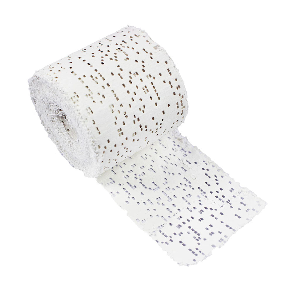 Sechs Rollen Gipsbinden auf einem weißen Hintergrund. Jede Rolle ist in einer transparenten Verpackung sichtbar und hat eine Breite von 20 cm und eine Länge von 2,7 m. Die Binden sind aus einem leicht strukturierenden Material gefertigt, das für medizinische Anwendungen geeignet ist. Das Bild zeigt die Rollen so angeordnet, dass die Details der Binden gut zur Geltung kommen.
