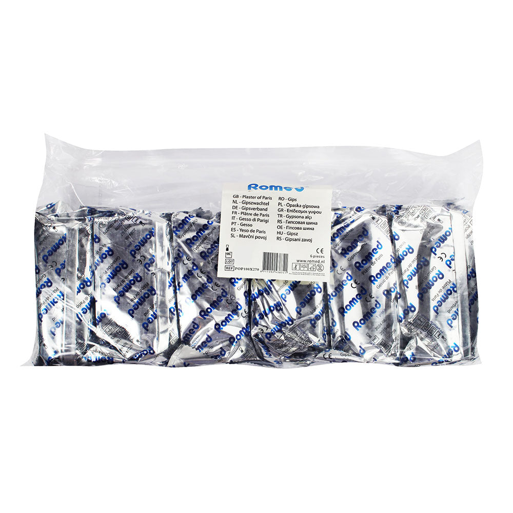Produktbild zeigt sechs Rollen von Romed Gipsbinden, jede mit einer Größe von 7,5 cm x 2,7 m. Die Gipsbinden sind ordentlich verpackt und in einer transparenten Plastikhülle angeordnet, die eine klare Sicht auf die Rollen bietet. Jede Rolle ist weiß und hat eine weiche, strukturierte Oberfläche. Im Hintergrund ist ein neutraler, heller Farbton zu sehen, der die Gipsbinden hervorhebt. Die Verpackung enthält auch Informationen über die Produktmerkmale und die Verwendung.
