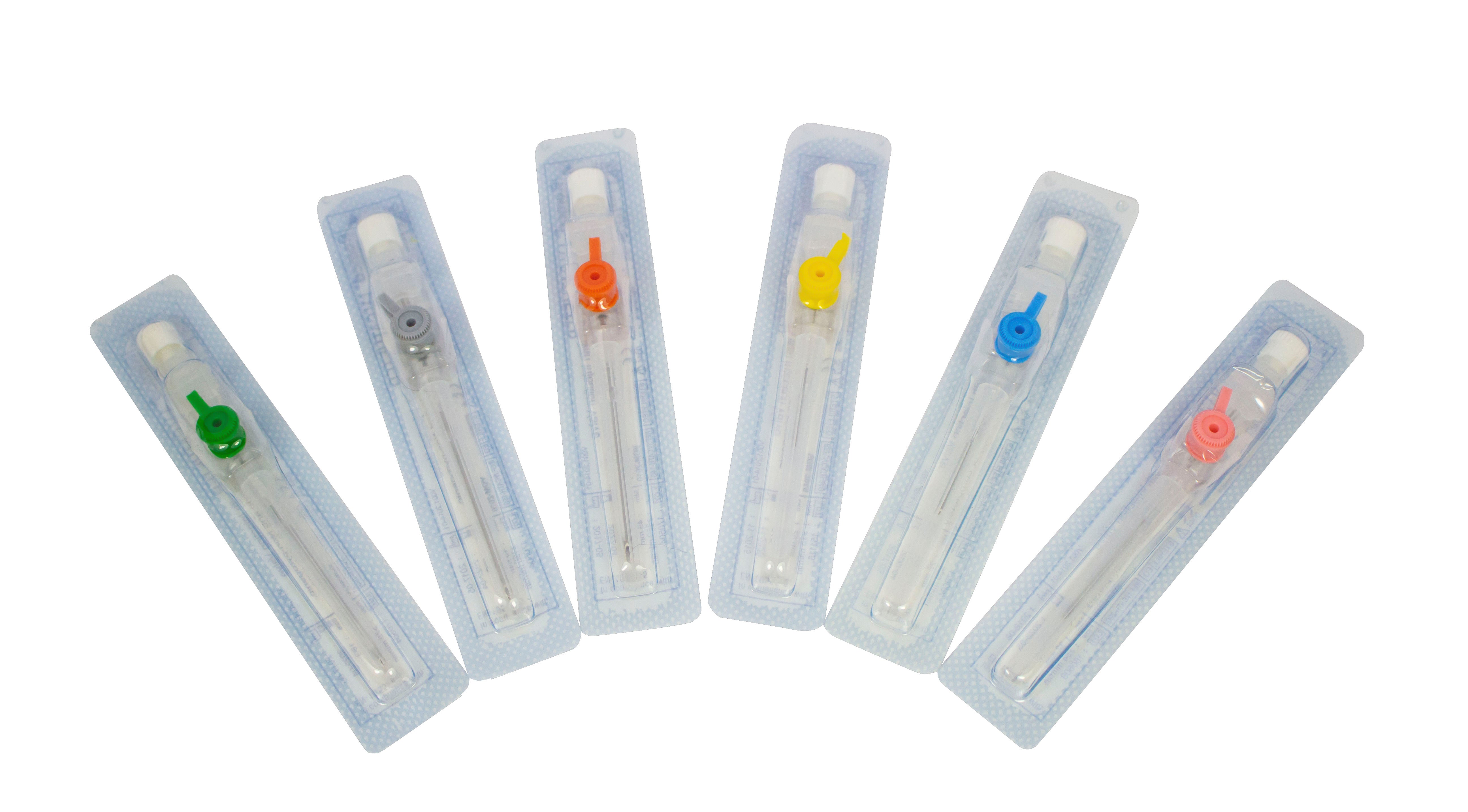 Bild zeigt eine Verpackung von Venenverweilkanülen der Marke Romed. Die Packung enthält 50 sterile Katheter in der Größe Grün (18G). Die Kanülen sind in einer transparenten Schachtel angeordnet, die die genaue Anzahl und Größe deutlich zeigt. Auf der Verpackung sind Informationen zu den Eigenschaften der Kanülen aufgedruckt, inklusive Angaben zur Sterilität und Größe. Die Schachtel ist leicht geöffnet, wobei die Kanülen gut sichtbar sind.