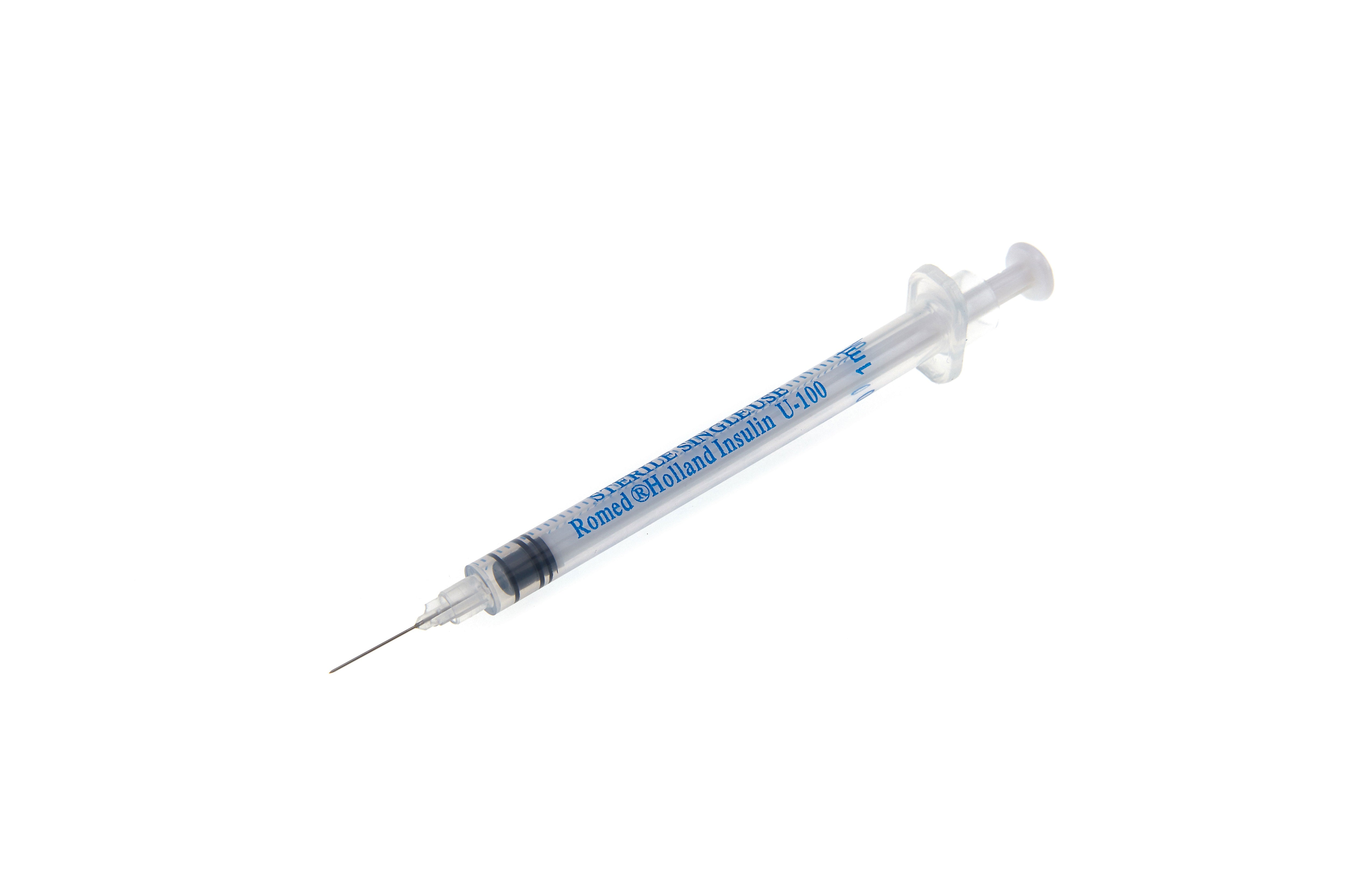Ein Packungsbild von Romed Insulinspritzen U-100, die steril und in einer Größe von 1ml (100 I.E.) erhältlich sind. Die Spritzen sind transparent und enthalten eine Graduierung zur genauen Dosierung. Jede Spritze hat eine feine Nadel, die in einer schützenden Kappe steckt. Neben den Spritzen sind Informationen über die Anwendung und Sicherheit abgedruckt. Der Hintergrund des Bildes ist schlicht, wodurch der Fokus auf den Produkten liegt.