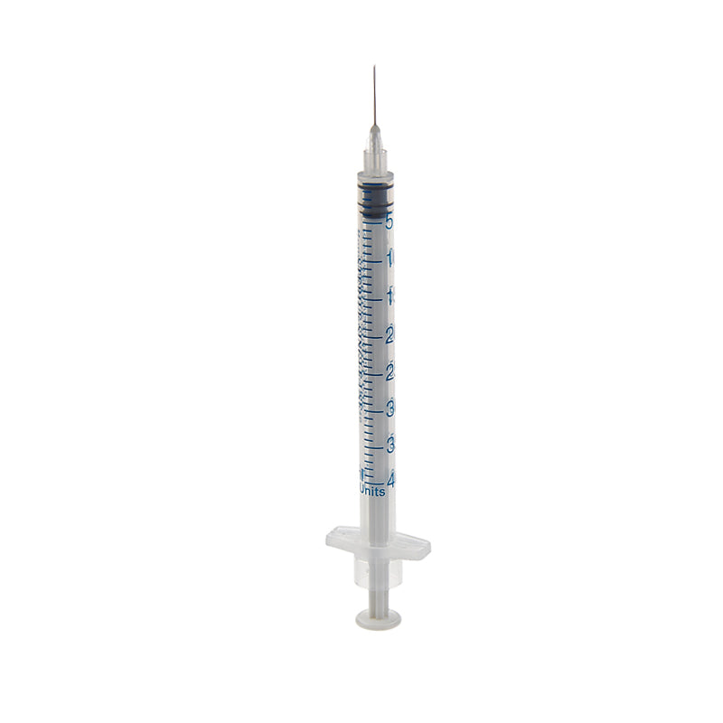Auf dem Bild sind fünf sterile Romed Insulinspritzen zu sehen, die jeweils 40 IE/1 ml fassen. Die Spritzen sind transparent und besitzen eine feine Skalierung für präzise Dosierung. Jede Spritze hat eine dünne Nadel, die gut sichtbar ist. Sie sind in einem versiegelten Blisterpack verpackt, der hygienischen Schutz bietet. Der Hintergrund ist neutral gehalten, um den Fokus auf die Spritzen zu lenken.