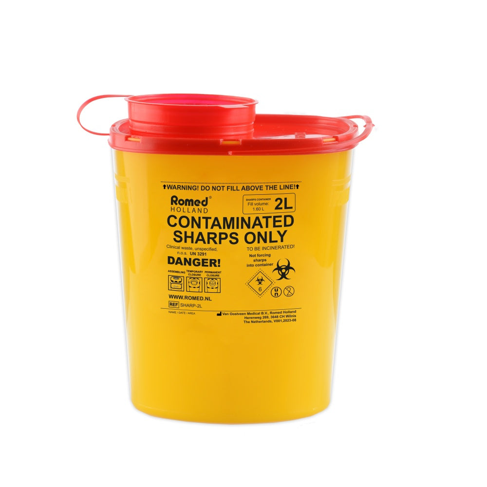Bild eines Romed Kanülenabwurfbehälters mit einem Volumen von 1 Liter. Der Behälter hat eine transparente, gelbe Kunststoffoberfläche, die eine deutliche Sicht auf den Füllstand ermöglicht. Er besitzt einen breiten, sicheren Deckel mit einer speziellen Öffnung für die sichere Entsorgung von Kanülen und anderen scharfen medizinischen Materialien. Auf dem Behälter sind Informationssymbole und Sicherheitshinweise gedruckt.