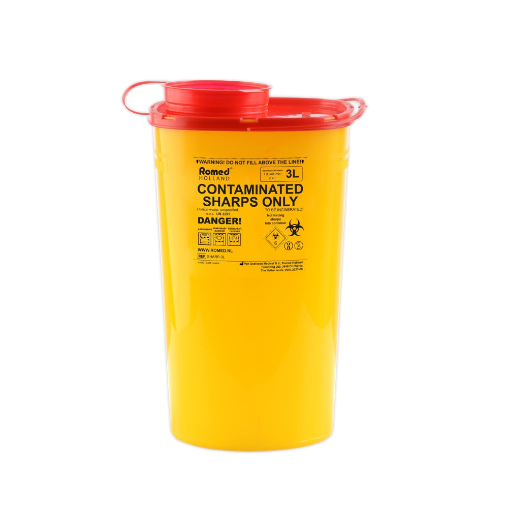 Bild eines Romed Kanülenabwurfbehälters der Größe 1 Liter. Der Behälter hat eine auffällige, leuchtend gelbe Farbe, die für eine hohe Sichtbarkeit sorgt. Er verfügt über eine große Öffnung oben, die mit einem Sicherheitsverschluss versehen ist, um eine sichere Entsorgung von gebrauchten Kanülen zu gewährleisten. Auf der Vorderseite ist ein abgerundetes Design zu erkennen, während der Behälter die dazugehörige Kennzeichnung zur sicheren Anwendung zeigt.