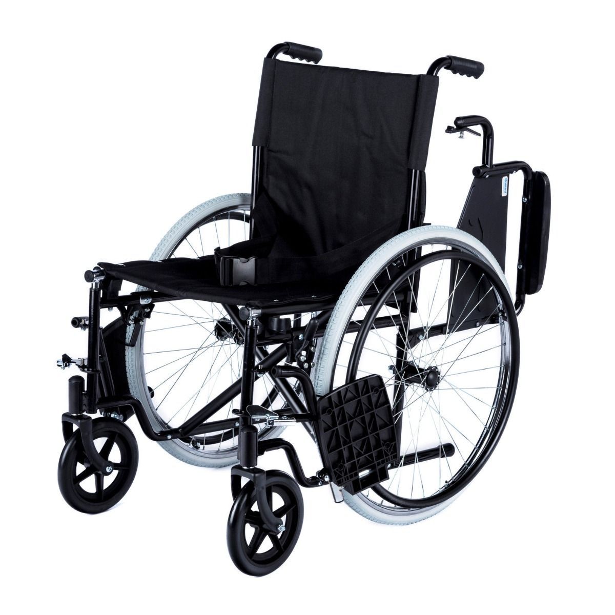 Ein faltbarer manueller Rollstuhl mit einer Sitzbreite von 46 cm steht im Mittelpunkt des Bildes. Der Rollstuhl hat eine graue Polsterung mit schwarzem Bezug und stabile, klappbare Armlehnen. Die Räder sind schwarz, mit einem auffälligen Profil, während die Hinterräder größer sind als die Vorderreifen, was eine einfache Manövrierfähigkeit ermöglicht. Der Rahmen ist aus leichtem Metall, das stabil aussieht.