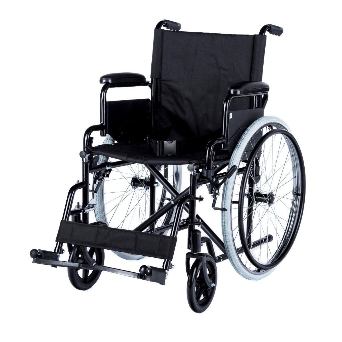 Bild eines manuellen Rollstuhls mit einer Sitzbreite von 46 cm. Der Rollstuhl hat eine klassische, faltbare Konstruktion in Schwarz und Silber. Die Armlehnen sind abnehmbar und gepolstert, während die Räder groß und robust sind, um eine gute Mobilität zu gewährleisten. Zusätzlich sind die Hinterräder mit Handgriffen für die Begleitperson ausgestattet. Der Rollstuhl steht auf einem neutralen, hellen Hintergrund, der die Details des Rollstuhls hervorhebt.