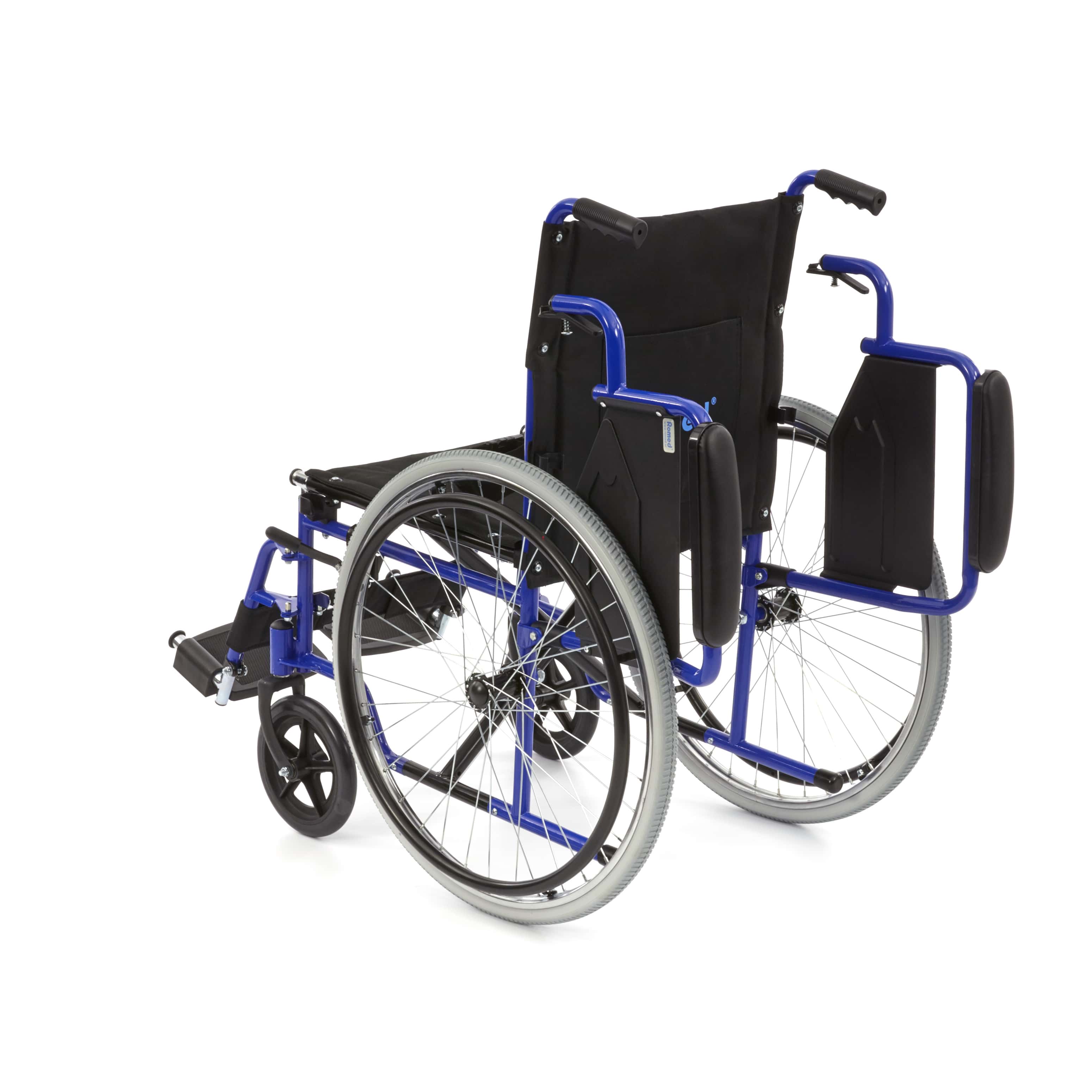 Eine manuelle Rollstuhl-Darstellung auf einem weißen Hintergrund. Der Rollstuhl hat eine Sitzbreite von 46 cm und ist faltbar, was seine Handhabung erleichtert. Die Armlehnen sind gepolstert und höhenverstellbar, während die Beinstützen abnehmbar sind. Die Räder sind robust, mit einem größeren Hinterrad für bessere Mobilität und kleinen Vorderrädern für Wendigkeit. Der Rahmen erscheint in einem ansprechenden Schwarz, und das Polster ist blau.