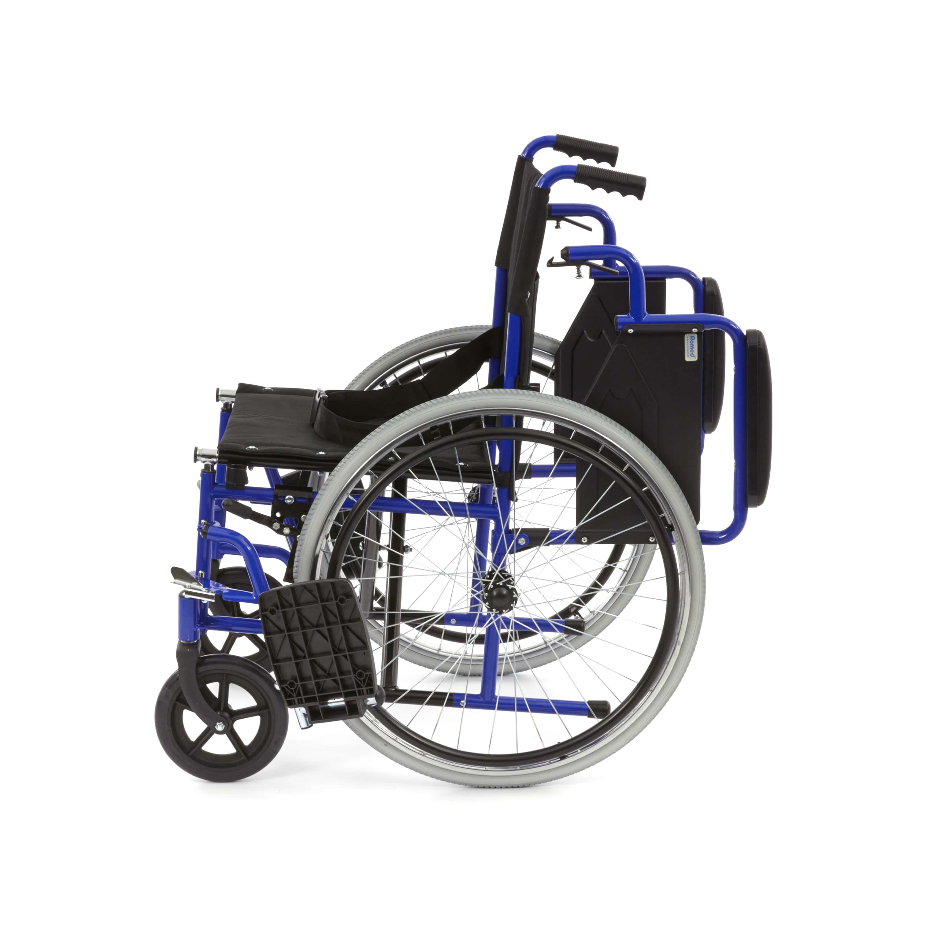 Manueller Rollstuhl "Dynamic" mit einer Sitzbreite von 46 cm, faltbar und ideal für den Transport. Der Rollstuhl hat ein modernes Design in Schwarz mit blauen Akzenten. Die Armlehnen sind gepolstert und klappbar, während die Fußstützen abnehmbar und ebenfalls verstellbar sind. Die großen, stabilen Hinterräder bieten eine gute Mobilität auf verschiedenen Untergründen. Der Rollstuhl ist leicht und kompakt, was ihn ideal für alltägliche Anwendungen macht.