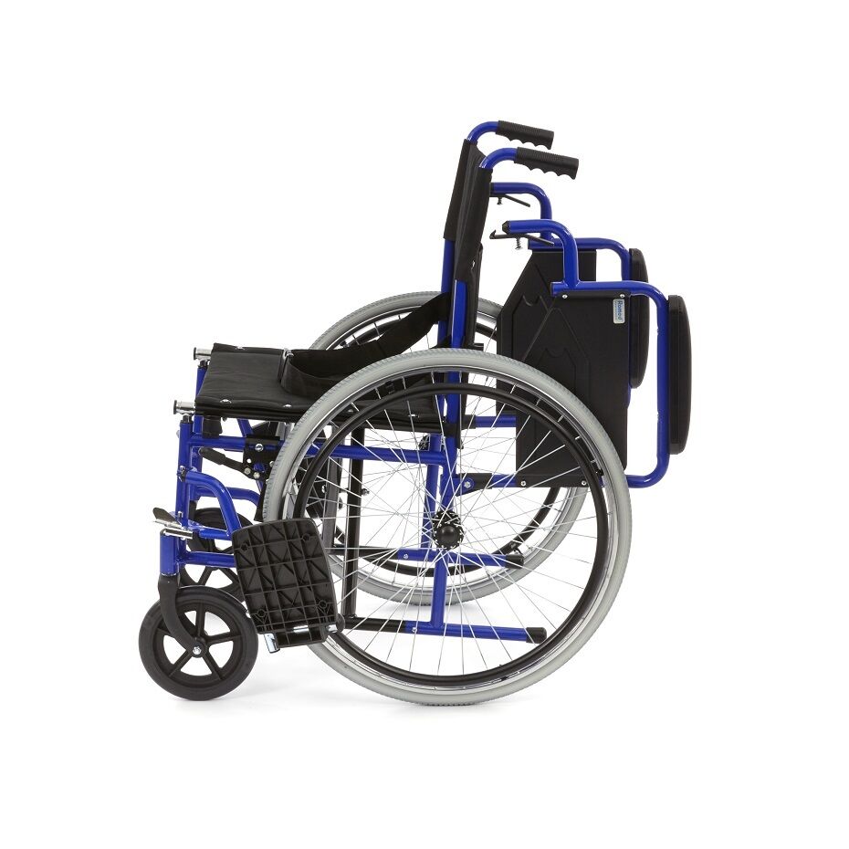 Bild eines manuellen Rollstuhls "Romed Dynamic" mit einer Sitzbreite von 46 cm. Der Rollstuhl ist in einer robusten, faltbaren Ausführung dargestellt und enthält bequeme Armlehnen sowie rutschfeste Fußstützen. Die Räder sind stabil und sorgen für eine leichte Manövrierfähigkeit. Der Rollstuhl ist in einem modernen Design gehalten und eignet sich sowohl für Innen- als auch für Außengebrauch. Im Hintergrund ist eine helle, neutrale Fläche zu sehen, die den Fokus auf das Produkt lenkt.