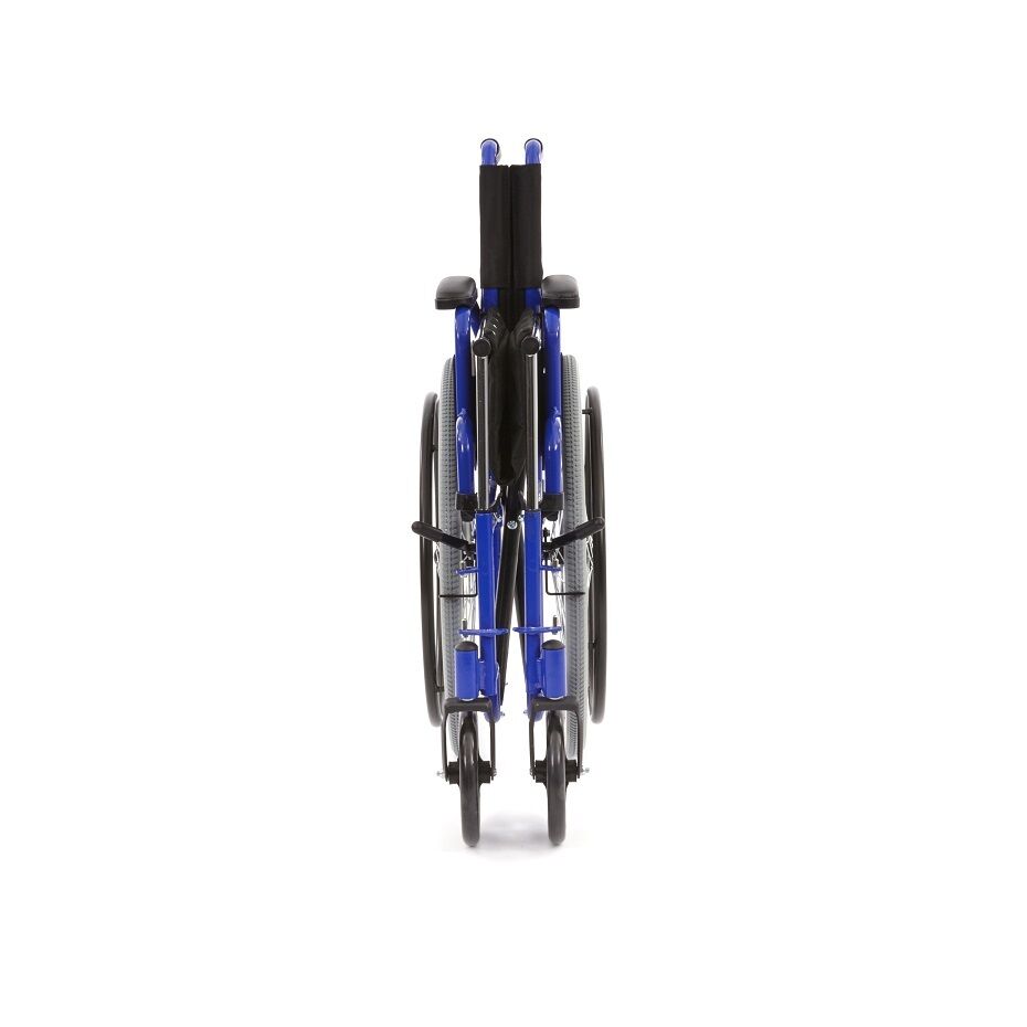 Frontalansicht des blauen Rollstuhls im zusammengeklappten Zustand.