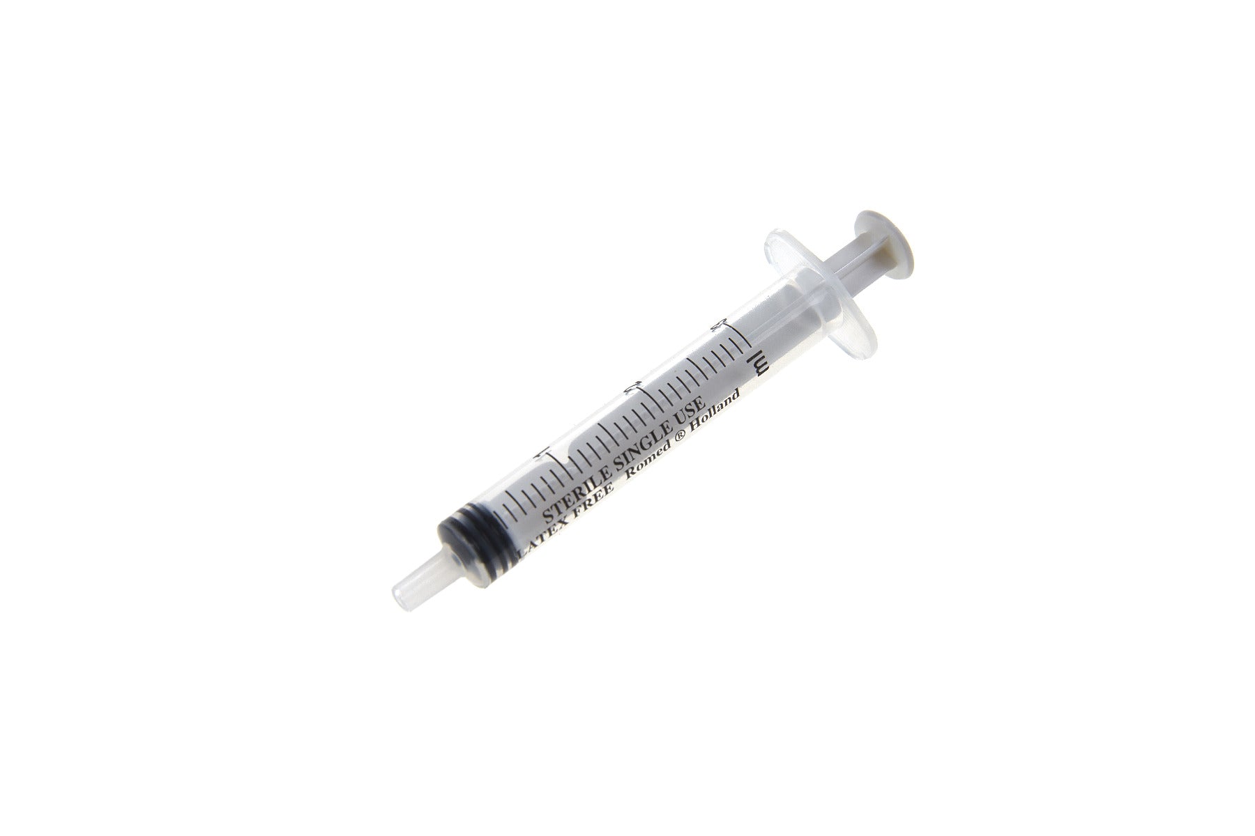 Bild von Romed Medical Einmalspritzen, Einwegspritzen, 3-Parts, Größe 2 - 3 ml. Die Spritzen sind transparent und drogenfrei, mit gut ablesbarer Skala für präzise Dosierung. Jede Spritze ist vorverpackt und steril, um hohe Hygieneanforderungen zu erfüllen. Die Kolbenstange ist gelb und bietet einen guten Griff, während die Nadeln sicher und effektiv für Injektionen genutzt werden können. Verpackung zeigt klare Hinweise auf Inhalt und Verwendung.
